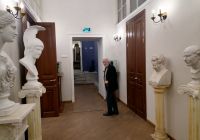 Владимир Григорьевич Колесников, в коридорах школы
